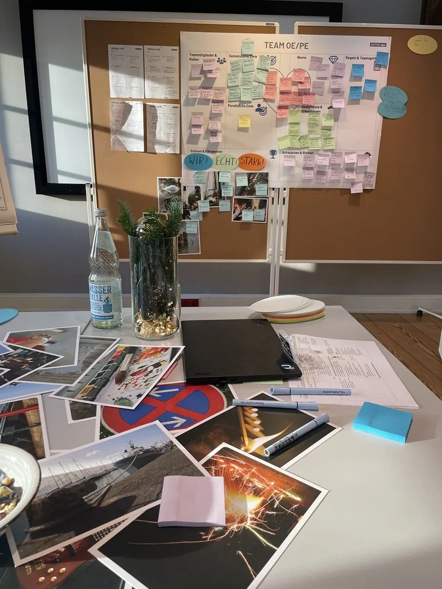 Kollegin arbeitet an einer Pinnwand während eines Teamworkshops