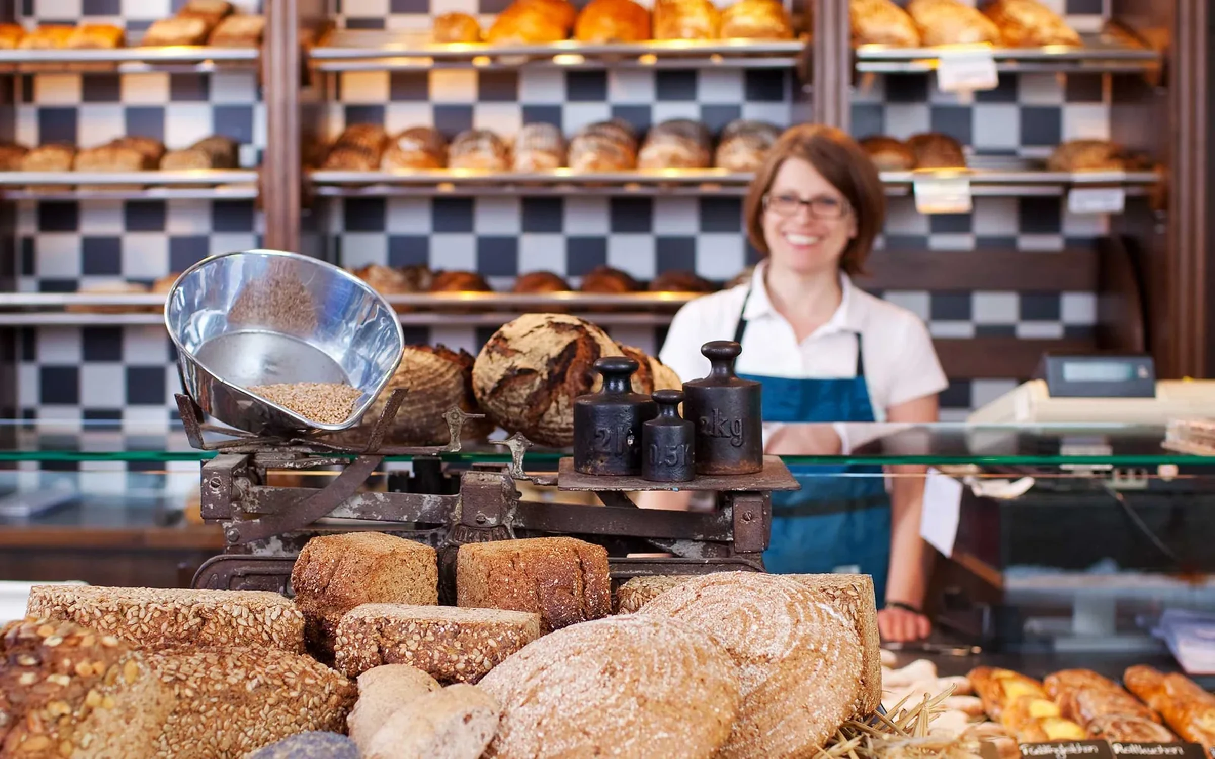Mitarbeiterin im Verkauf einer Bäckerei